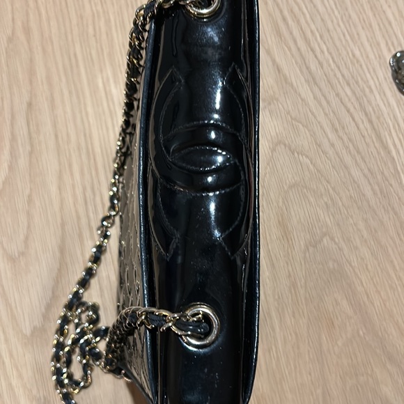 Vintage Chanel Black Quilted Patent leather Round top CC Flap Bag 1215c45 - Picture 4 of 16